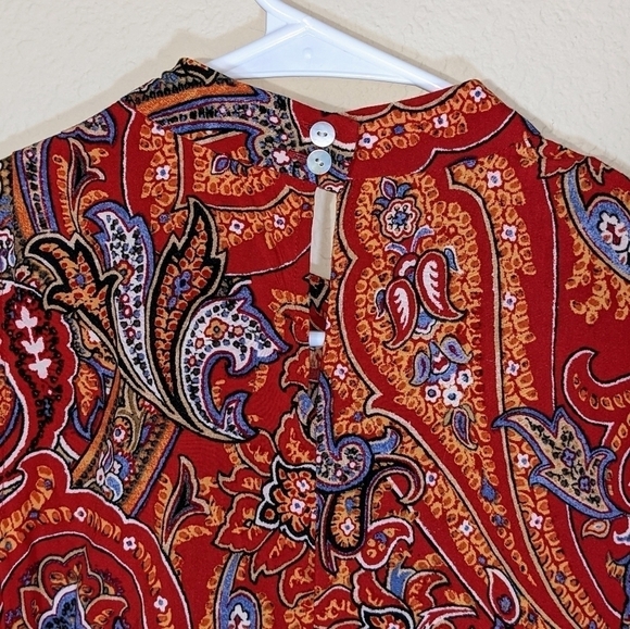 Scarlet Sleeveless Dress with Pockets - Picture 5 of 9